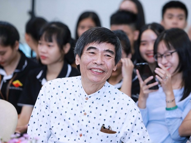 Tiến sĩ Lê Thẩm Dương sinh năm 1960 tại Phú Thọ